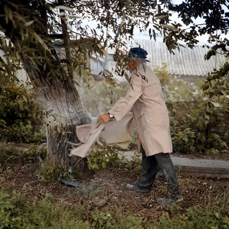 Valant miltų maišus. Narteikiai, Pasvalio rajonas. 2014

Cleaning the flour bags. Narteikiai, Pasvalys district. 2014